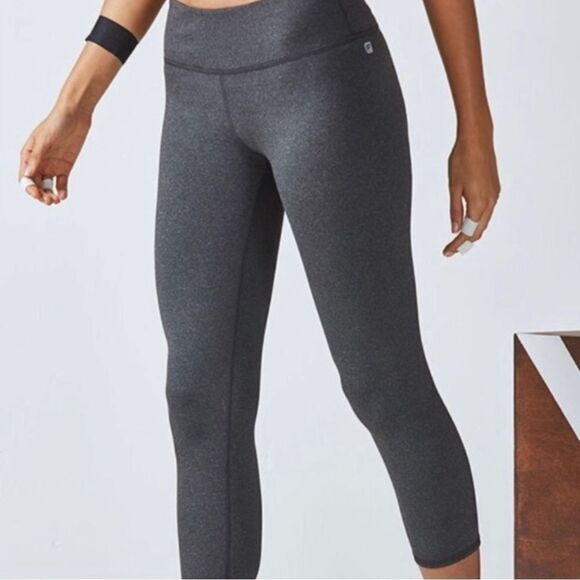 Fabletics Salar Gray Capri Leggings Gym Workout Size Small - Picture 1 of 7